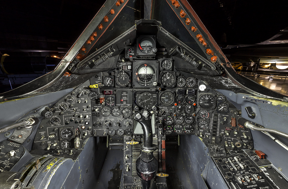 Lockheed_SR-71A_Blackbird,_cockpit,_forward_view.png